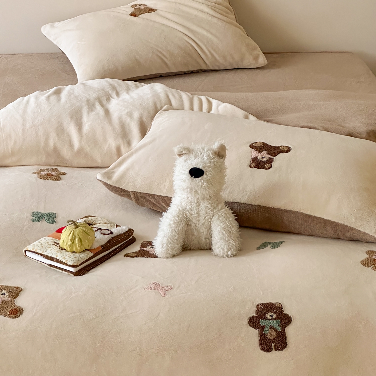 91家纺网 家纺一手货源 找家纺 FORTWO家纺原创设计（FOR TWO家纺） 2025新款230克牛奶绒毛巾绣小清新卡通款四件套 饼干熊