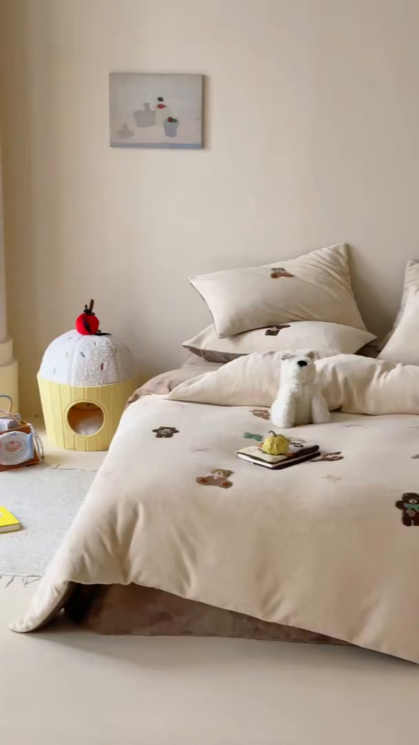 91家纺网 家纺一手货源 找家纺 FORTWO家纺原创设计（FOR TWO家纺） 2025新款230克牛奶绒毛巾绣小清新卡通款四件套 饼干熊