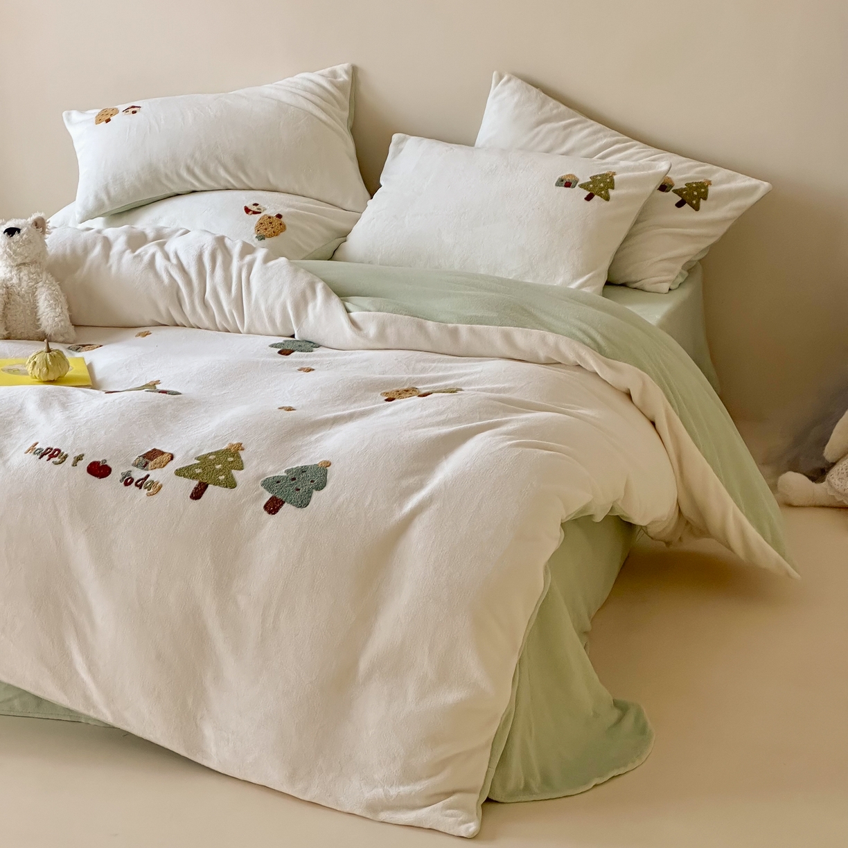 91家纺网 家纺一手货源 找家纺 FORTWO家纺原创设计（FOR TWO家纺） 2025新款230克牛奶绒毛巾绣小清新卡通款四件套 心愿树