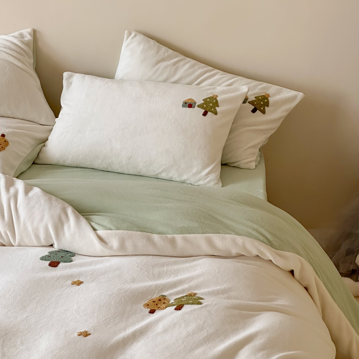 91家纺网 家纺一手货源 找家纺 FORTWO家纺原创设计（FOR TWO家纺） 2025新款230克牛奶绒毛巾绣小清新卡通款四件套 心愿树