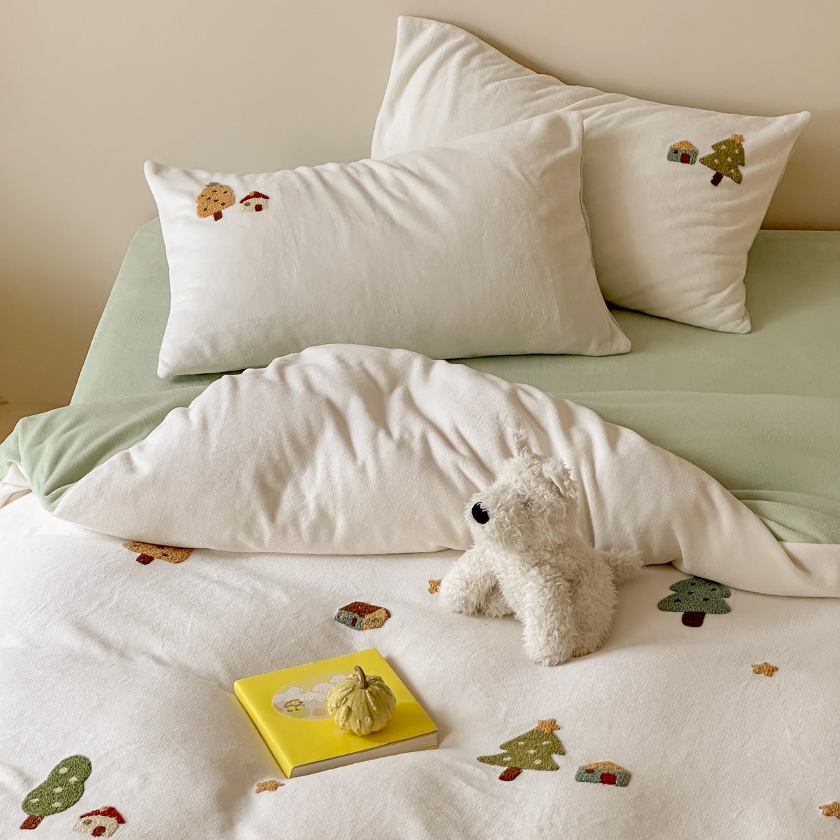 91家纺网 家纺一手货源 找家纺 FORTWO家纺原创设计（FOR TWO家纺） 2025新款230克牛奶绒毛巾绣小清新卡通款四件套 心愿树