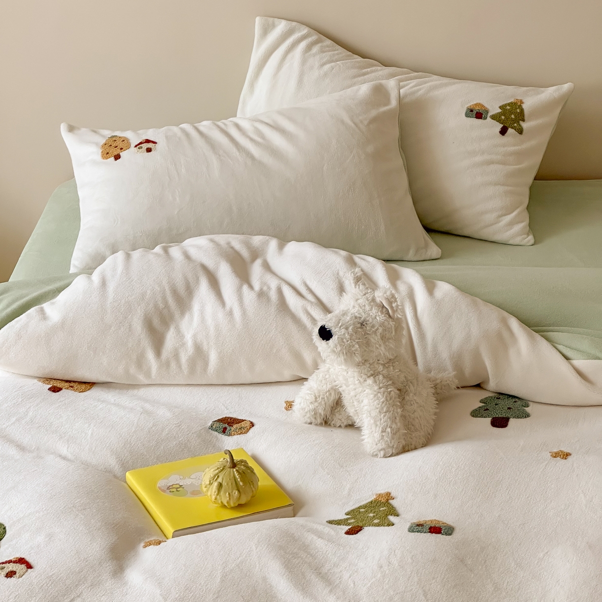 91家纺网 家纺一手货源 找家纺 FORTWO家纺原创设计（FOR TWO家纺） 2025新款230克牛奶绒毛巾绣小清新卡通款四件套 心愿树