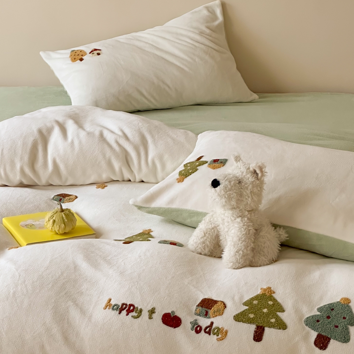 91家纺网 家纺一手货源 找家纺 FORTWO家纺原创设计（FOR TWO家纺） 2025新款230克牛奶绒毛巾绣小清新卡通款四件套 心愿树