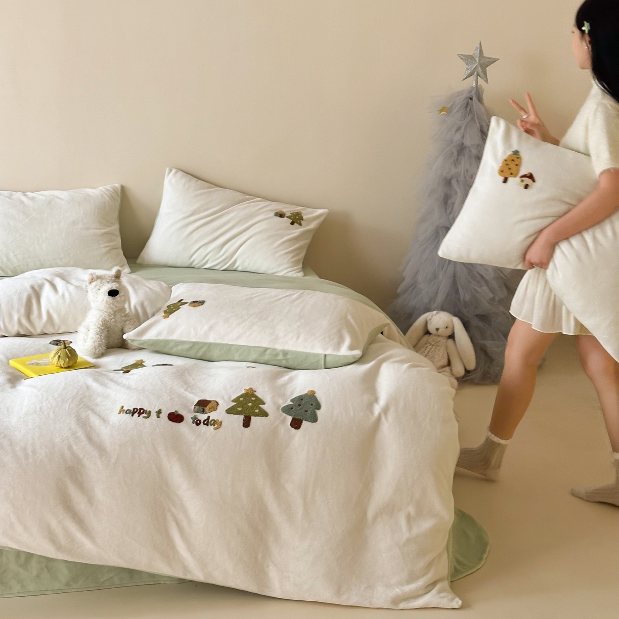 91家纺网 家纺一手货源 找家纺 FORTWO家纺原创设计（FOR TWO家纺） 2025新款230克牛奶绒毛巾绣小清新卡通款四件套 心愿树