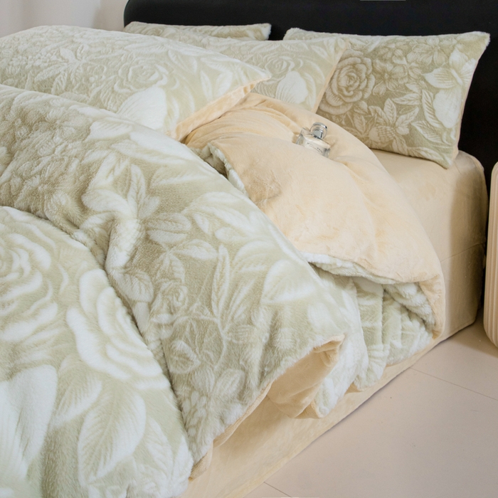 91家纺网 家纺一手货源 找家纺 诺梵家纺 2025新款立体兔毛烂花四件套 蝶梦-绿