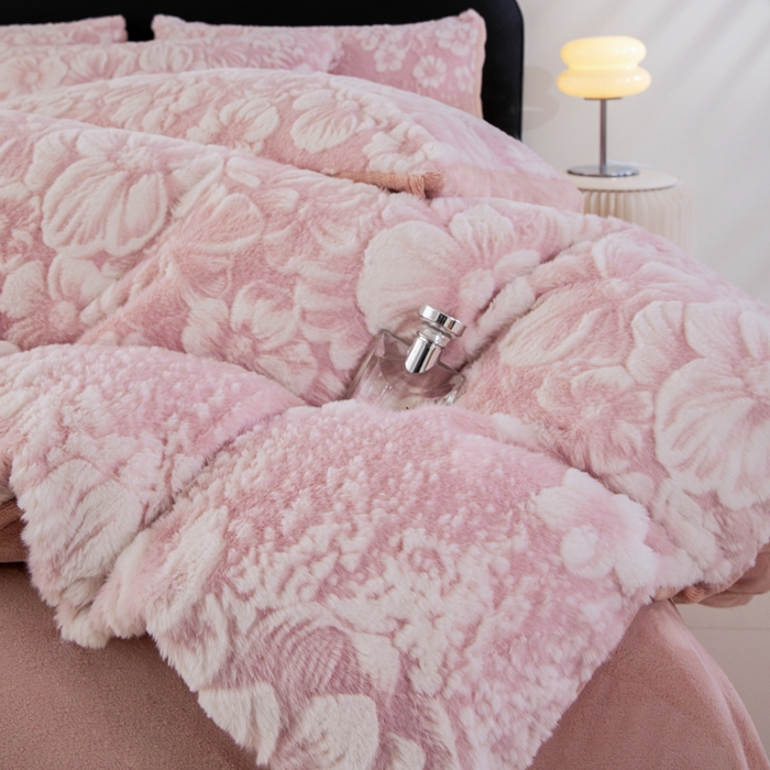 91家纺网 家纺一手货源 找家纺 诺梵家纺 2025新款立体兔毛烂花四件套 伊莎-粉