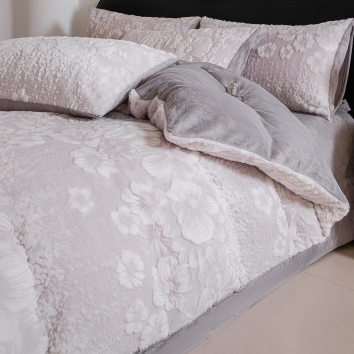 91家纺网 家纺一手货源 找家纺 诺梵家纺 2025新款立体兔毛烂花四件套 伊莎-灰