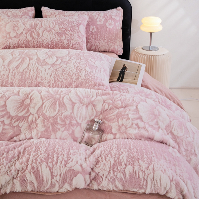 91家纺网 家纺一手货源 找家纺 诺梵家纺 2025新款立体兔毛烂花四件套 伊莎-粉