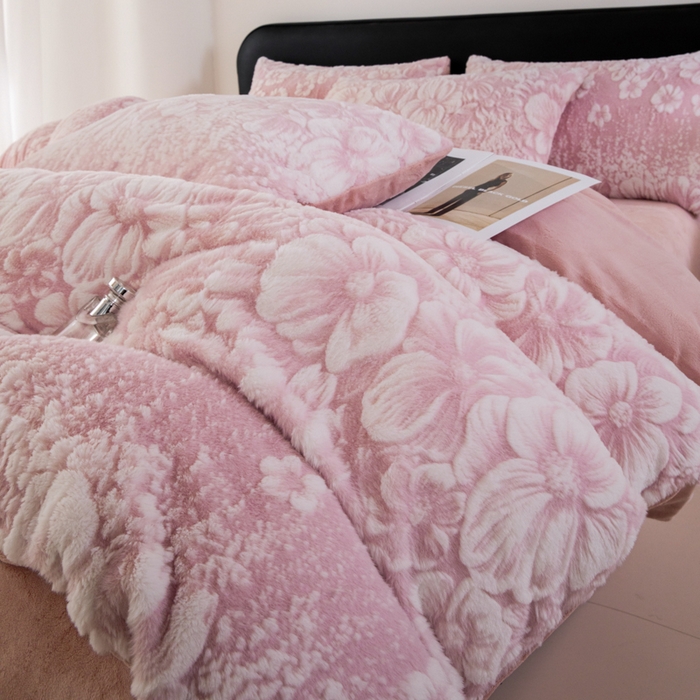 91家纺网 家纺一手货源 找家纺 诺梵家纺 2025新款立体兔毛烂花四件套 伊莎-粉