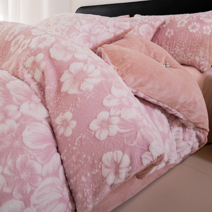 91家纺网 家纺一手货源 找家纺 诺梵家纺 2025新款立体兔毛烂花四件套 伊莎-粉