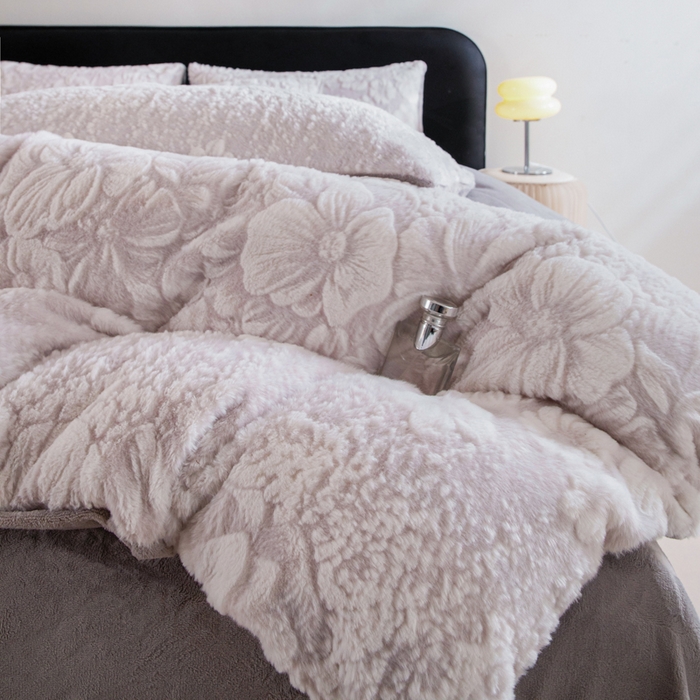 91家纺网 家纺一手货源 找家纺 诺梵家纺 2025新款立体兔毛烂花四件套 伊莎-灰