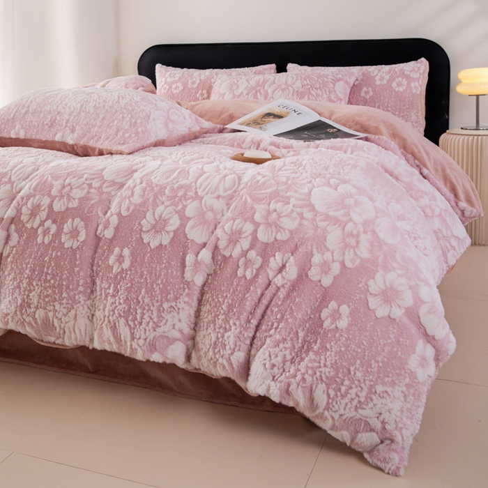 91家纺网 家纺一手货源 找家纺 诺梵家纺 2025新款立体兔毛烂花四件套 伊莎-粉