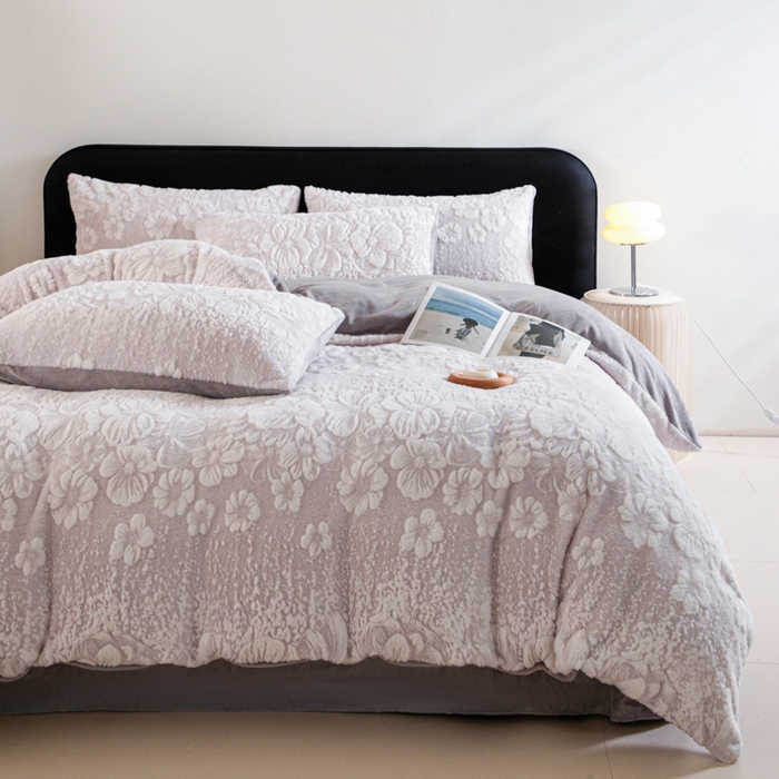 91家纺网 家纺一手货源 找家纺 诺梵家纺 2025新款立体兔毛烂花四件套 伊莎-灰