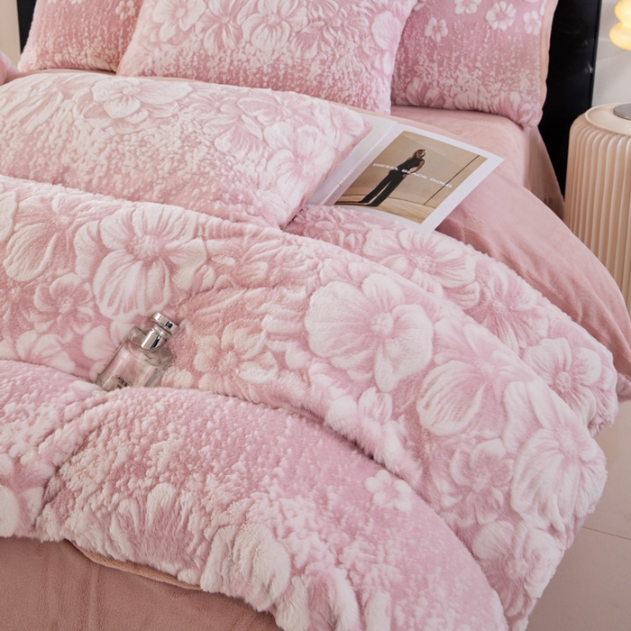 91家纺网 家纺一手货源 找家纺 诺梵家纺 2025新款立体兔毛烂花四件套 伊莎-粉