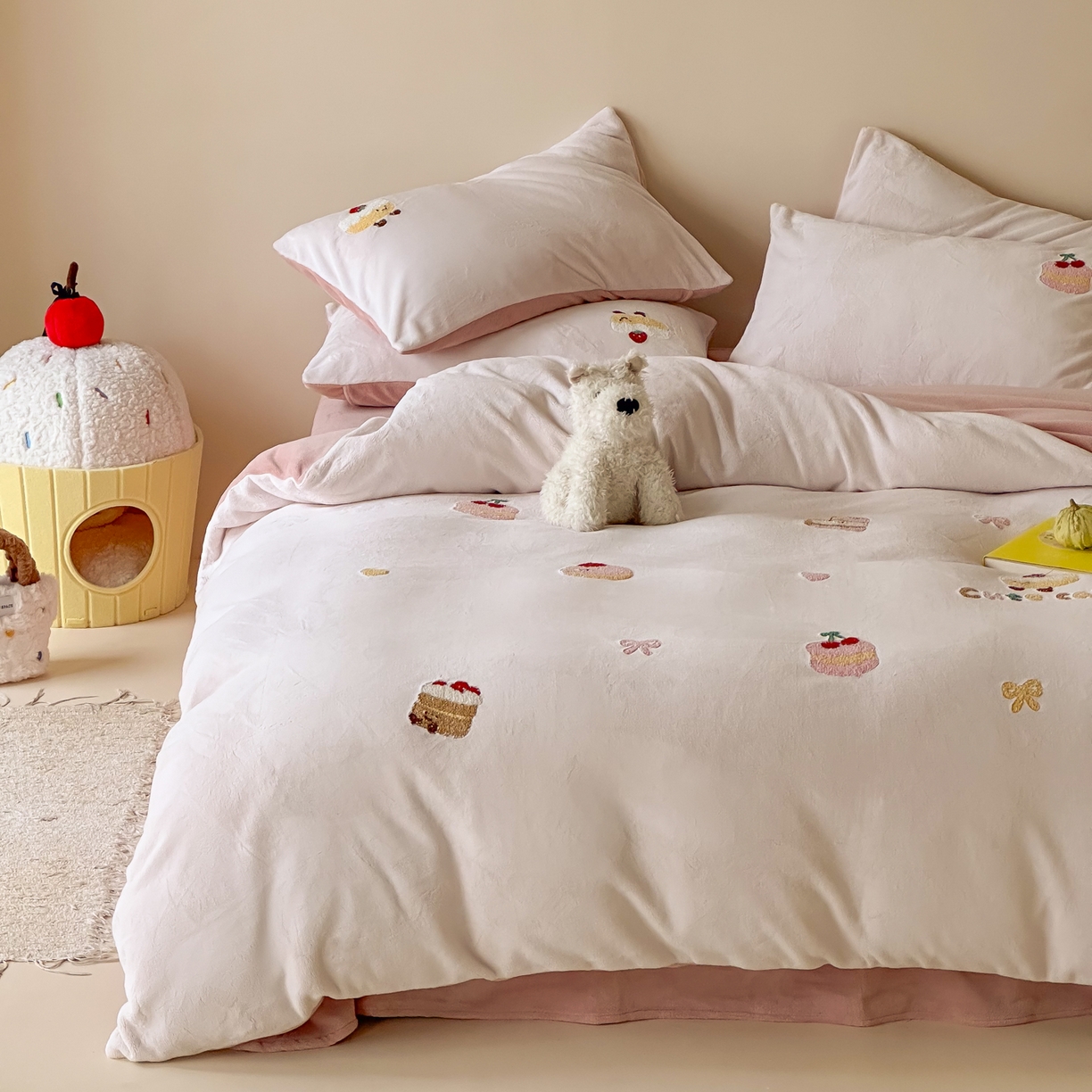 91家纺网 家纺一手货源 找家纺 FORTWO家纺原创设计（FOR TWO家纺） 2025新款230克牛奶绒毛巾绣小清新卡通款四件套 小蛋糕