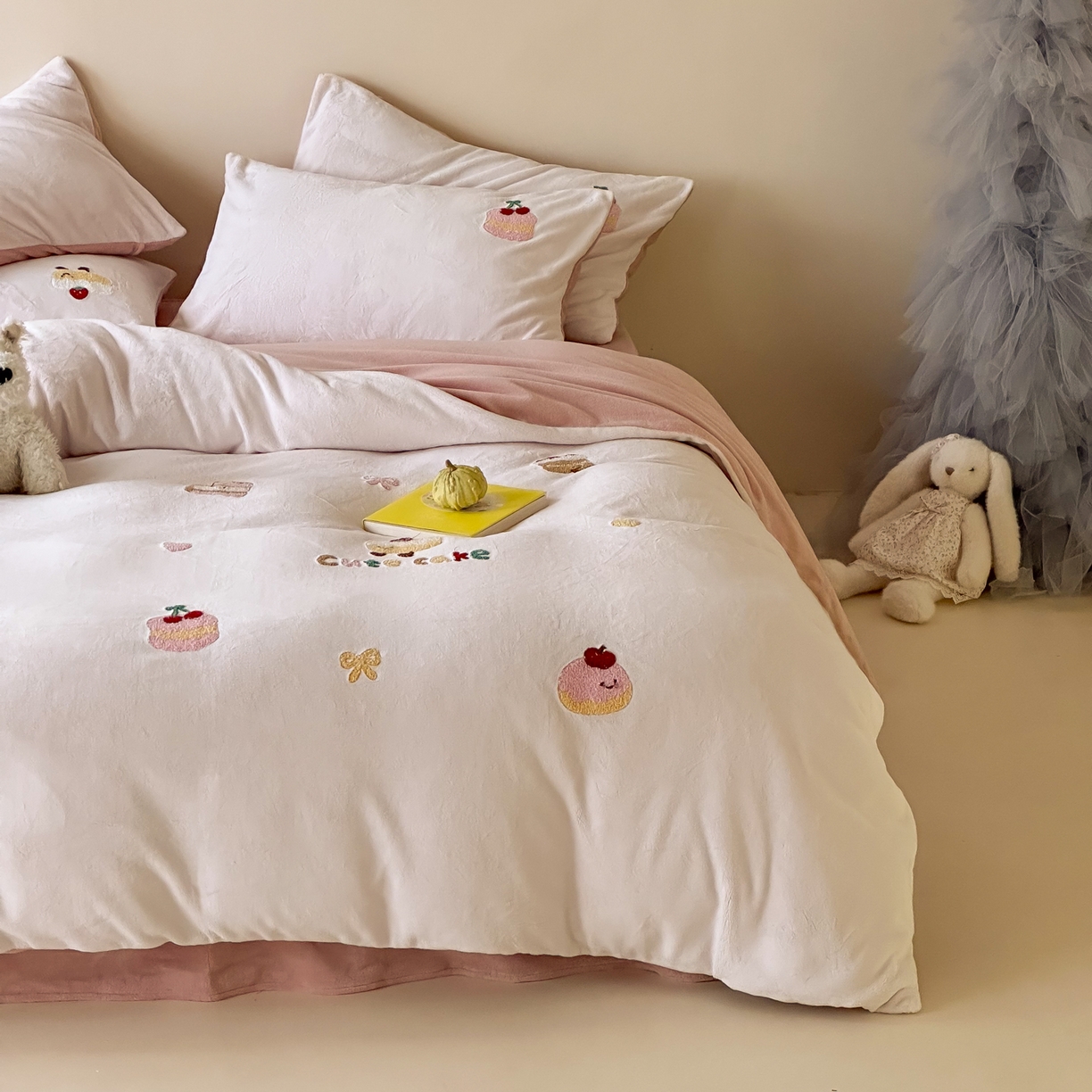 91家纺网 家纺一手货源 找家纺 FORTWO家纺原创设计（FOR TWO家纺） 2025新款230克牛奶绒毛巾绣小清新卡通款四件套 小蛋糕