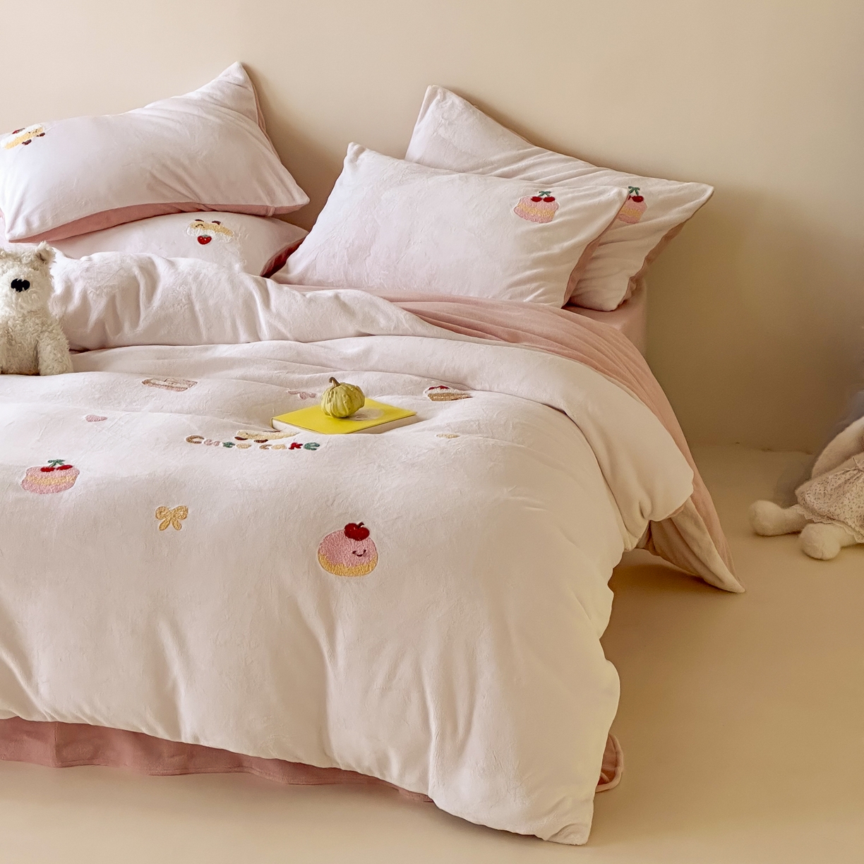 91家纺网 家纺一手货源 找家纺 FORTWO家纺原创设计（FOR TWO家纺） 2025新款230克牛奶绒毛巾绣小清新卡通款四件套 小蛋糕