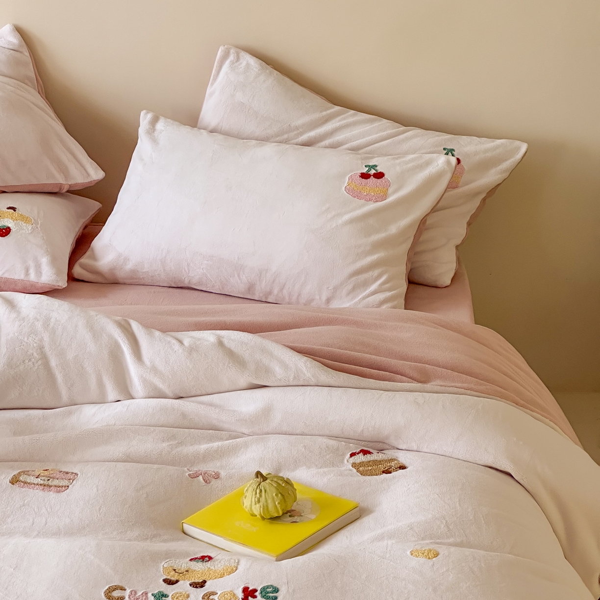 91家纺网 家纺一手货源 找家纺 FORTWO家纺原创设计（FOR TWO家纺） 2025新款230克牛奶绒毛巾绣小清新卡通款四件套 小蛋糕