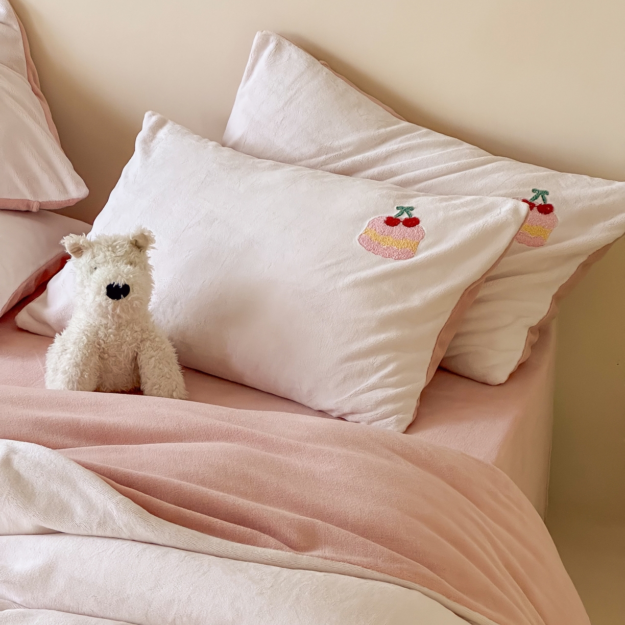 91家纺网 家纺一手货源 找家纺 FORTWO家纺原创设计（FOR TWO家纺） 2025新款230克牛奶绒毛巾绣小清新卡通款四件套 小蛋糕