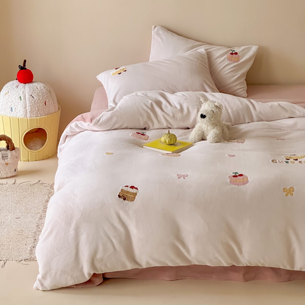 91家纺网 家纺一手货源 找家纺 FORTWO家纺原创设计（FOR TWO家纺） 2025新款230克牛奶绒毛巾绣小清新卡通款四件套 小蛋糕
