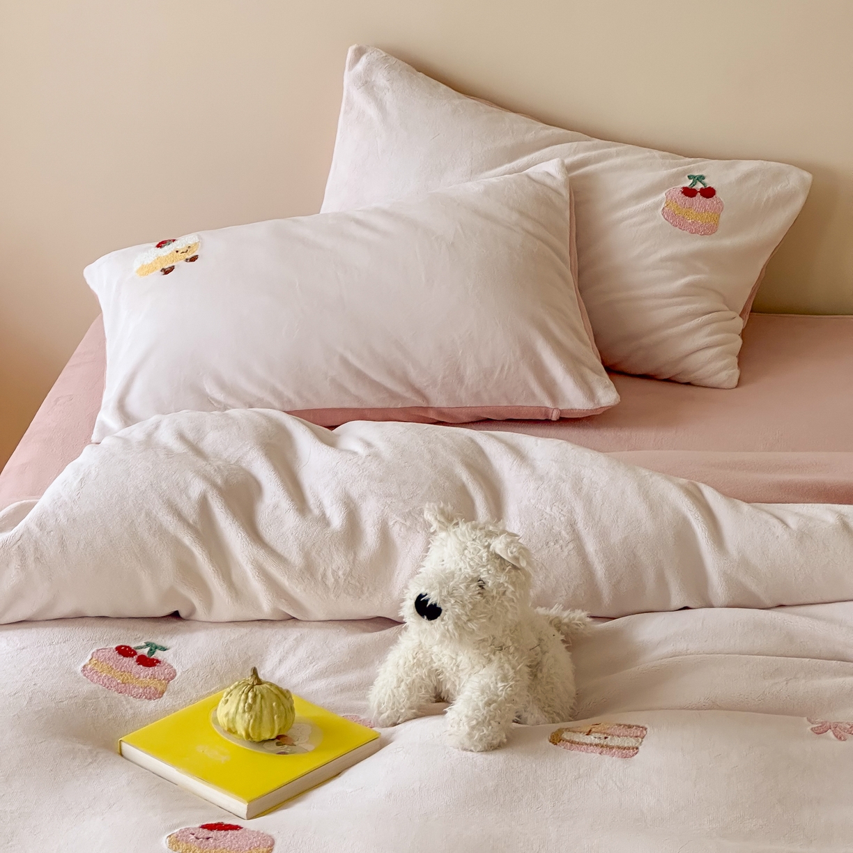 91家纺网 家纺一手货源 找家纺 FORTWO家纺原创设计（FOR TWO家纺） 2025新款230克牛奶绒毛巾绣小清新卡通款四件套 小蛋糕