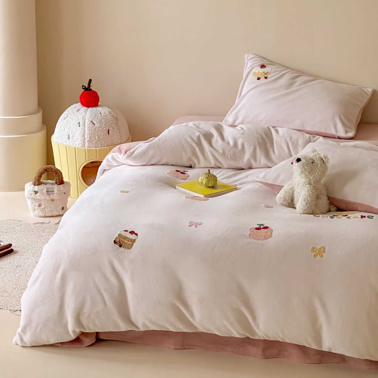 91家纺网 家纺一手货源 找家纺 FORTWO家纺原创设计（FOR TWO家纺） 2025新款230克牛奶绒毛巾绣小清新卡通款四件套 小蛋糕