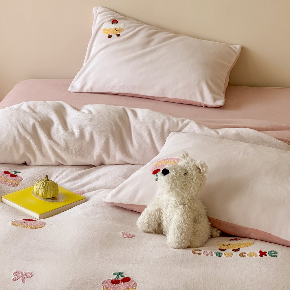 91家纺网 家纺一手货源 找家纺 FORTWO家纺原创设计（FOR TWO家纺） 2025新款230克牛奶绒毛巾绣小清新卡通款四件套 小蛋糕