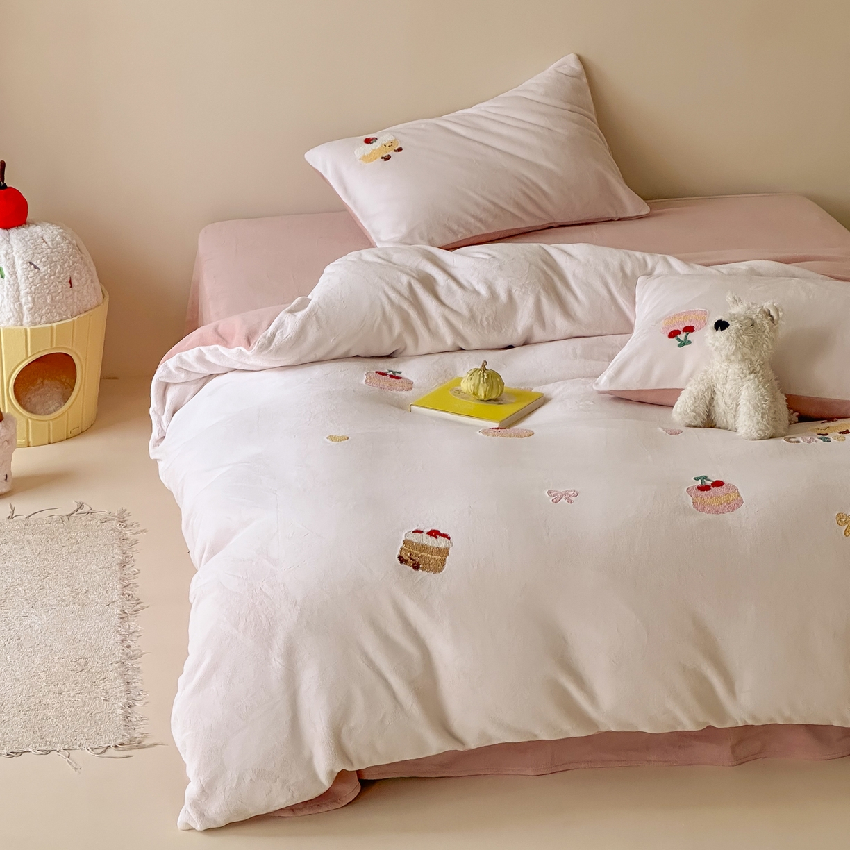 91家纺网 家纺一手货源 找家纺 FORTWO家纺原创设计（FOR TWO家纺） 2025新款230克牛奶绒毛巾绣小清新卡通款四件套 小蛋糕