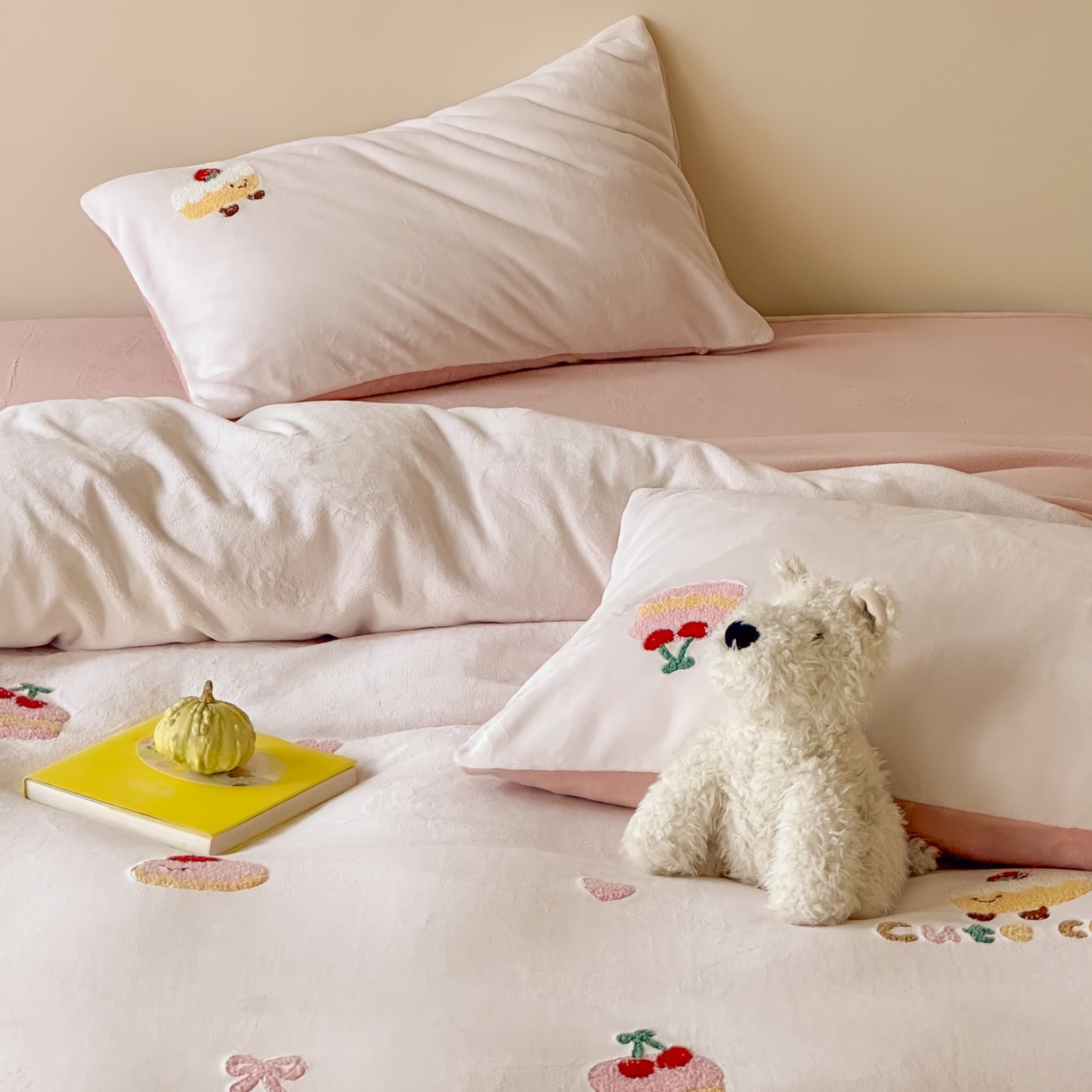91家纺网 家纺一手货源 找家纺 FORTWO家纺原创设计（FOR TWO家纺） 2025新款230克牛奶绒毛巾绣小清新卡通款四件套 小蛋糕