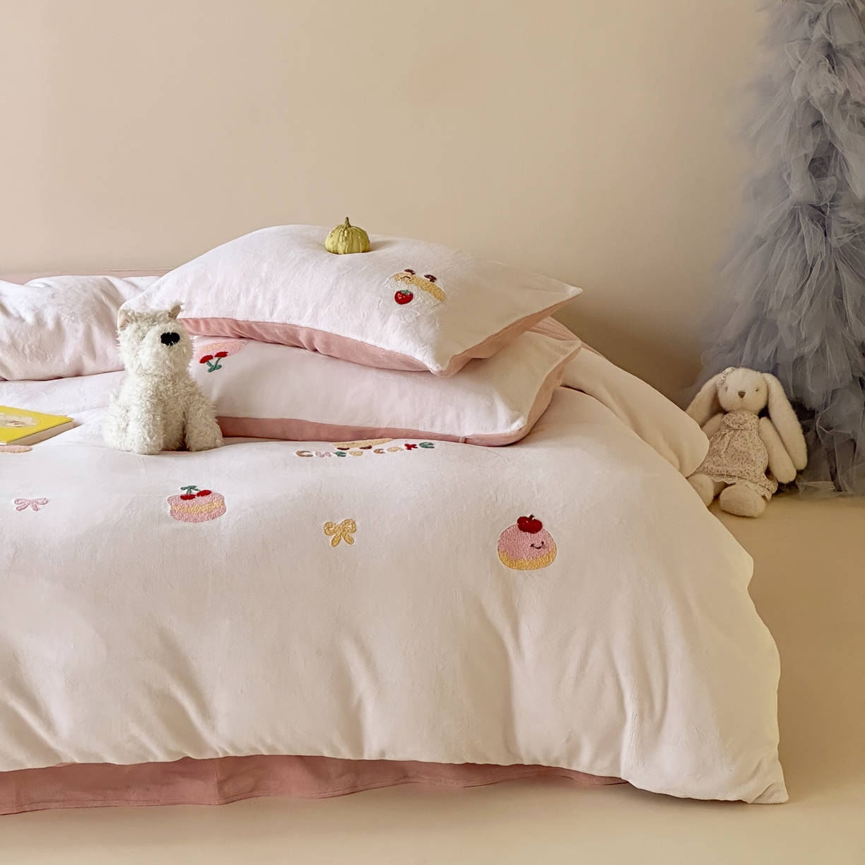 91家纺网 家纺一手货源 找家纺 FORTWO家纺原创设计（FOR TWO家纺） 2025新款230克牛奶绒毛巾绣小清新卡通款四件套 小蛋糕