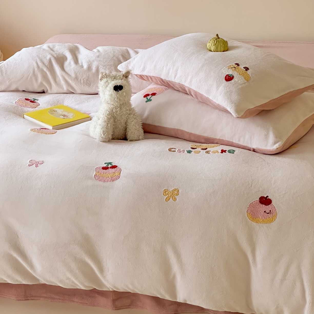 91家纺网 家纺一手货源 找家纺 FORTWO家纺原创设计（FOR TWO家纺） 2025新款230克牛奶绒毛巾绣小清新卡通款四件套 小蛋糕