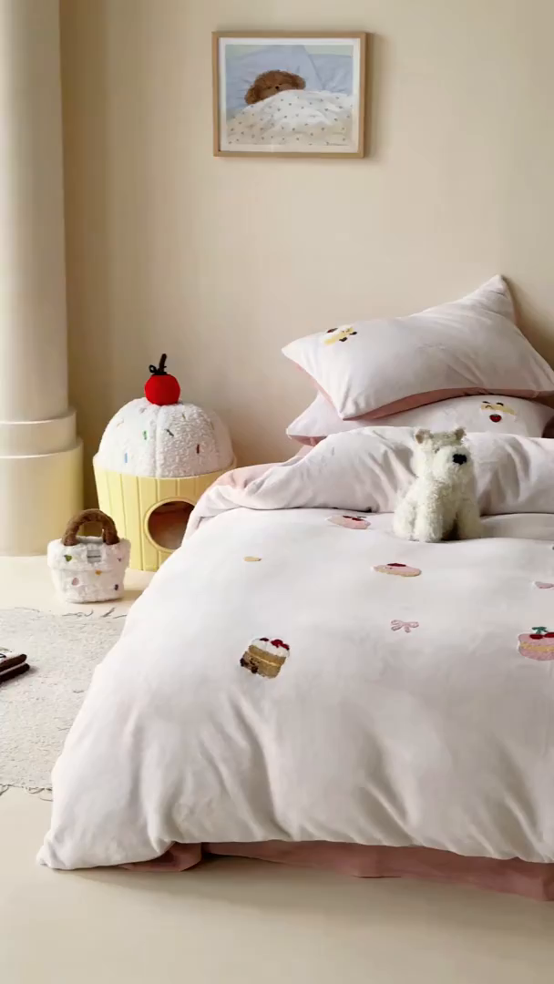 91家纺网 家纺一手货源 找家纺 FORTWO家纺原创设计（FOR TWO家纺） 2025新款230克牛奶绒毛巾绣小清新卡通款四件套 小蛋糕