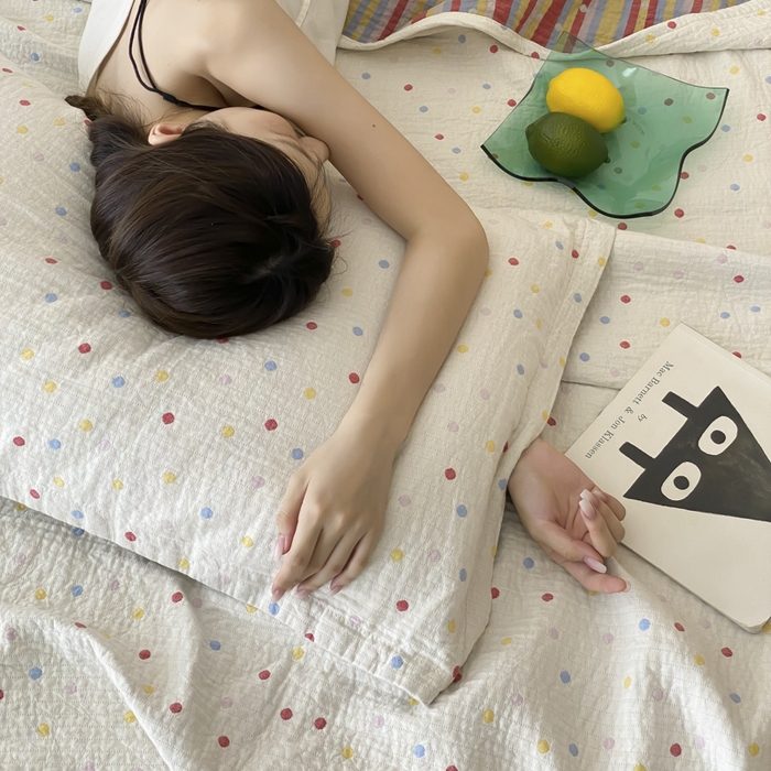 91家纺网 家纺一手货源 找家纺 麻依 2025新款安心棉四层纱布床盖三件套 彩虹点点