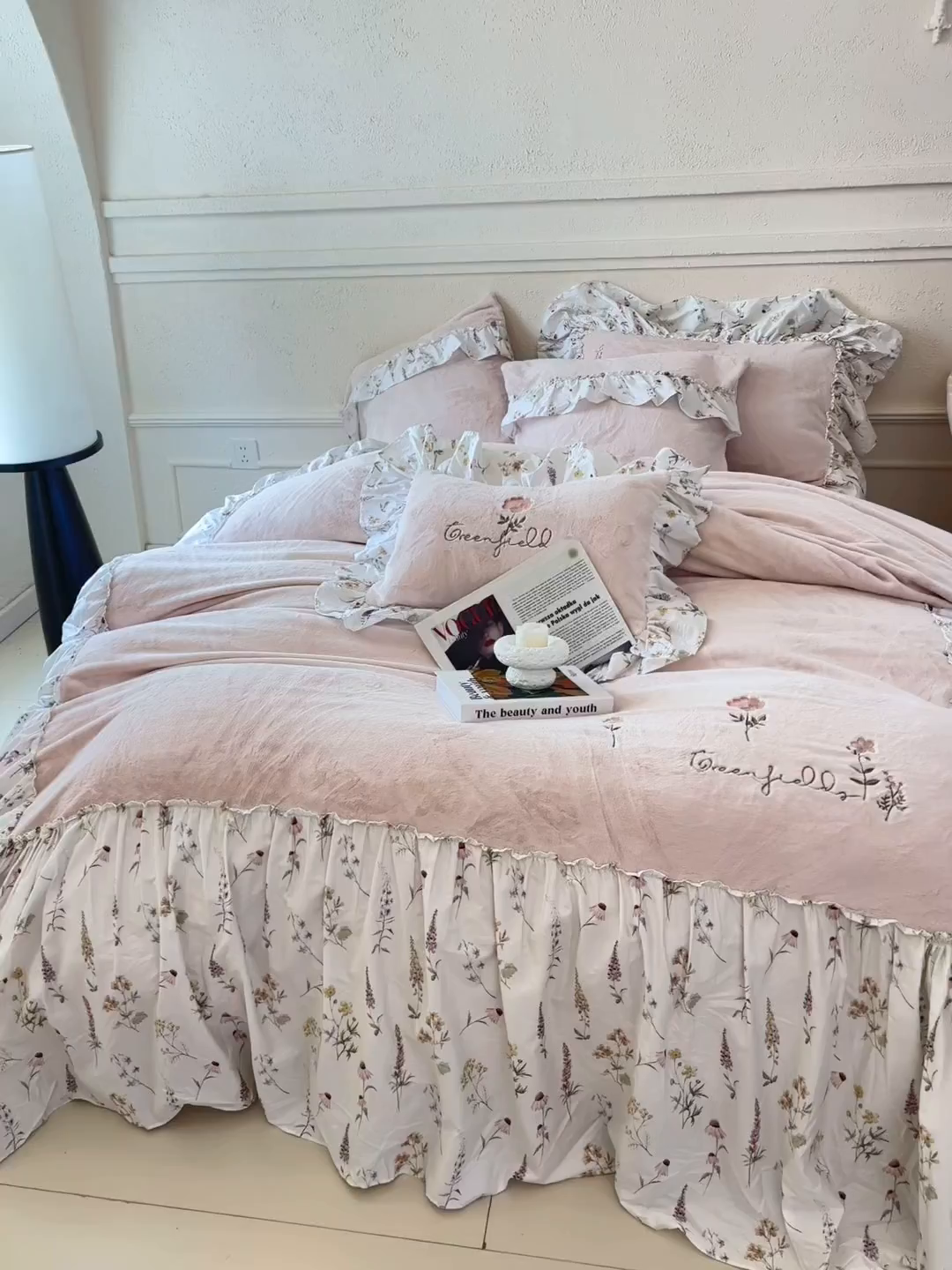 91家纺网 家纺一手货源 找家纺 （总）FORTWO家纺原创设计（FOR TWO家纺） 2025新款230克牛奶绒绣花法式花边款四件套