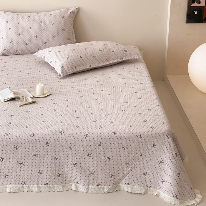 91家纺网 家纺一手货源 找家纺 麻依 2025新款安心棉四层纱布床盖三件套 点点蝴蝶结-粉