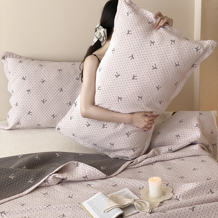 91家纺网 家纺一手货源 找家纺 麻依 2025新款安心棉四层纱布床盖三件套 点点蝴蝶结-粉