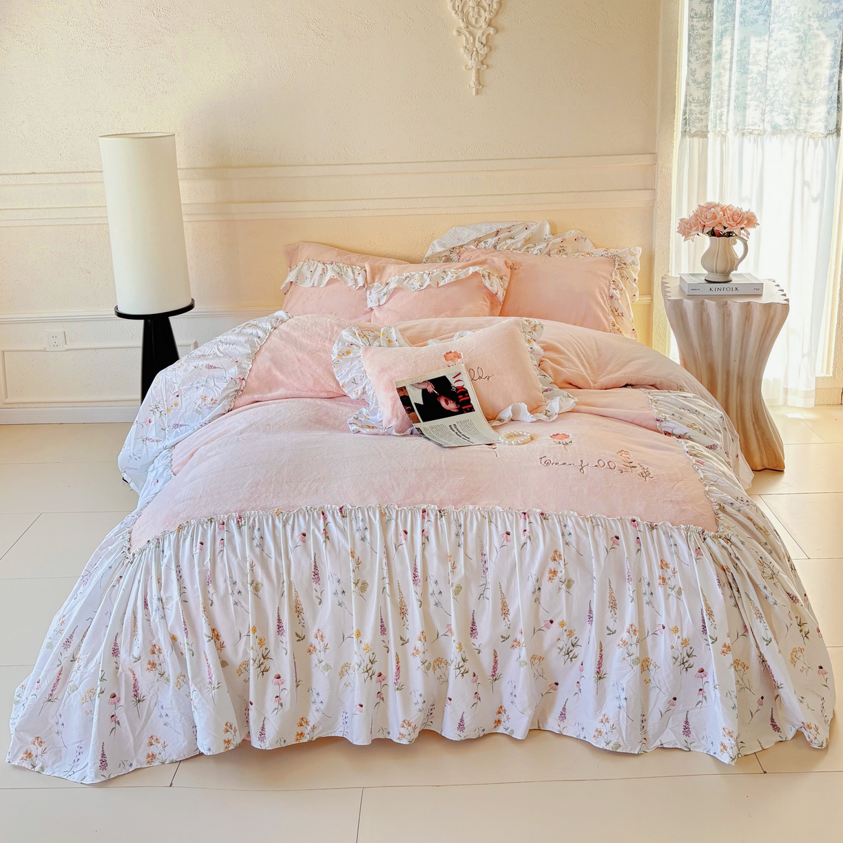 91家纺网 家纺一手货源 找家纺 FORTWO家纺原创设计（FOR TWO家纺） 2025新款230克牛奶绒绣花法式花边款四件套 兰庭序-粉