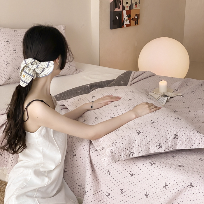 91家纺网 家纺一手货源 找家纺 麻依 2025新款安心棉四层纱布床盖三件套 点点蝴蝶结-粉