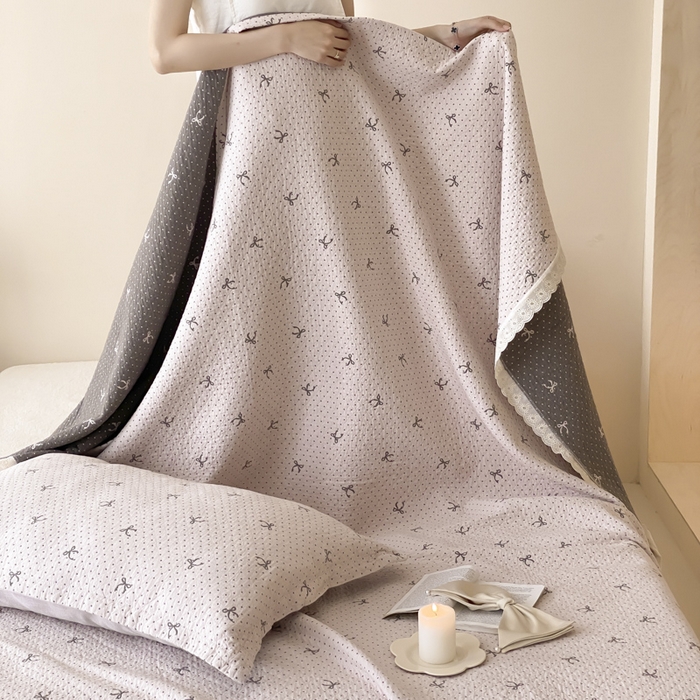 91家纺网 家纺一手货源 找家纺 麻依 2025新款安心棉四层纱布床盖三件套 点点蝴蝶结-粉