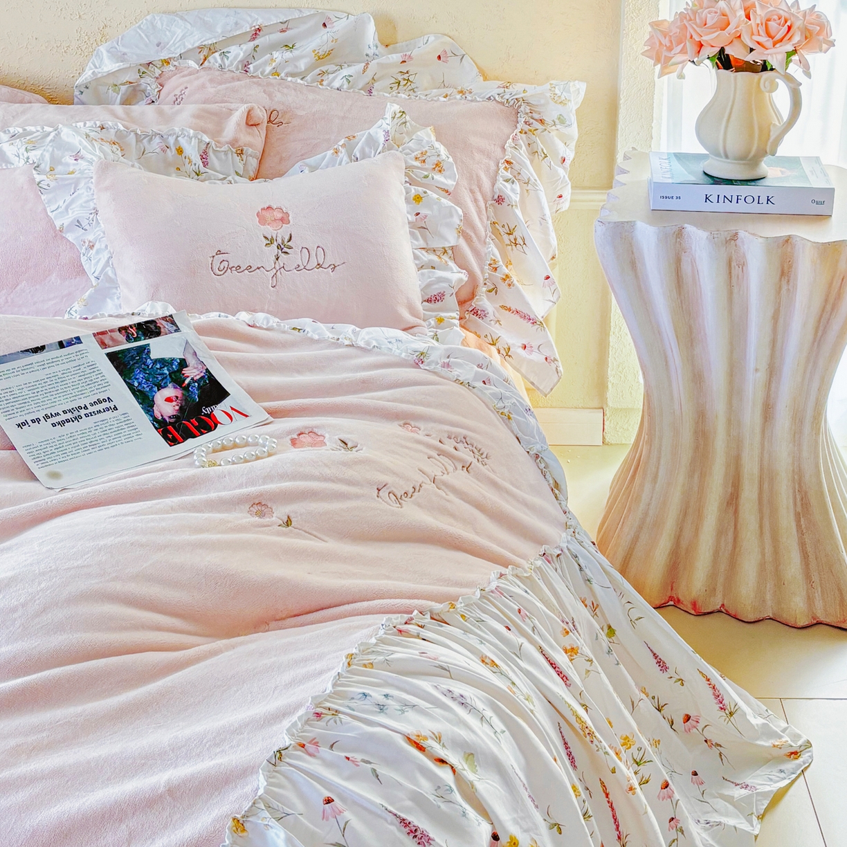 91家纺网 家纺一手货源 找家纺 FORTWO家纺原创设计（FOR TWO家纺） 2025新款230克牛奶绒绣花法式花边款四件套 兰庭序-粉