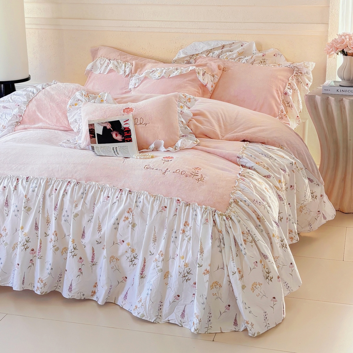 91家纺网 家纺一手货源 找家纺 FORTWO家纺原创设计（FOR TWO家纺） 2025新款230克牛奶绒绣花法式花边款四件套 兰庭序-粉