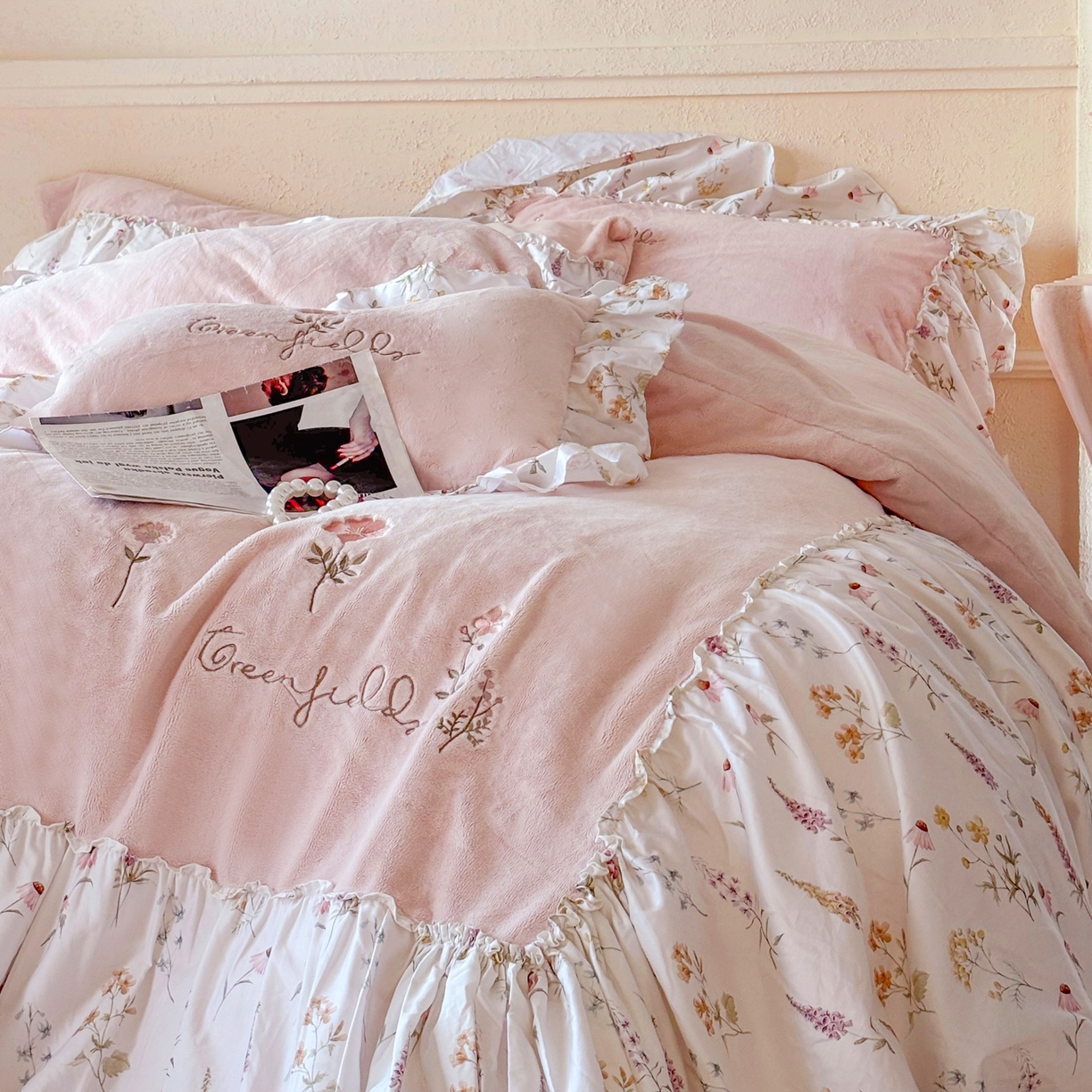 91家纺网 家纺一手货源 找家纺 FORTWO家纺原创设计（FOR TWO家纺） 2025新款230克牛奶绒绣花法式花边款四件套 兰庭序-粉