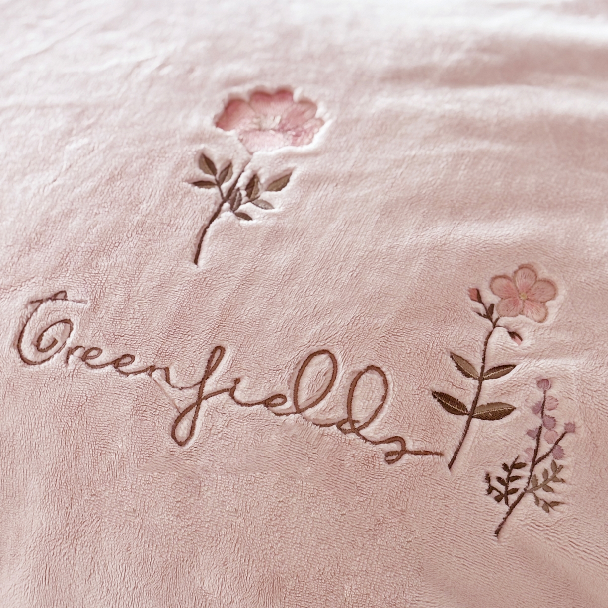 91家纺网 家纺一手货源 找家纺 FORTWO家纺原创设计（FOR TWO家纺） 2025新款230克牛奶绒绣花法式花边款四件套 兰庭序-粉