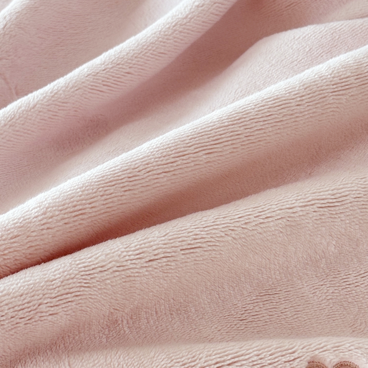 91家纺网 家纺一手货源 找家纺 FORTWO家纺原创设计（FOR TWO家纺） 2025新款230克牛奶绒绣花法式花边款四件套 兰庭序-粉