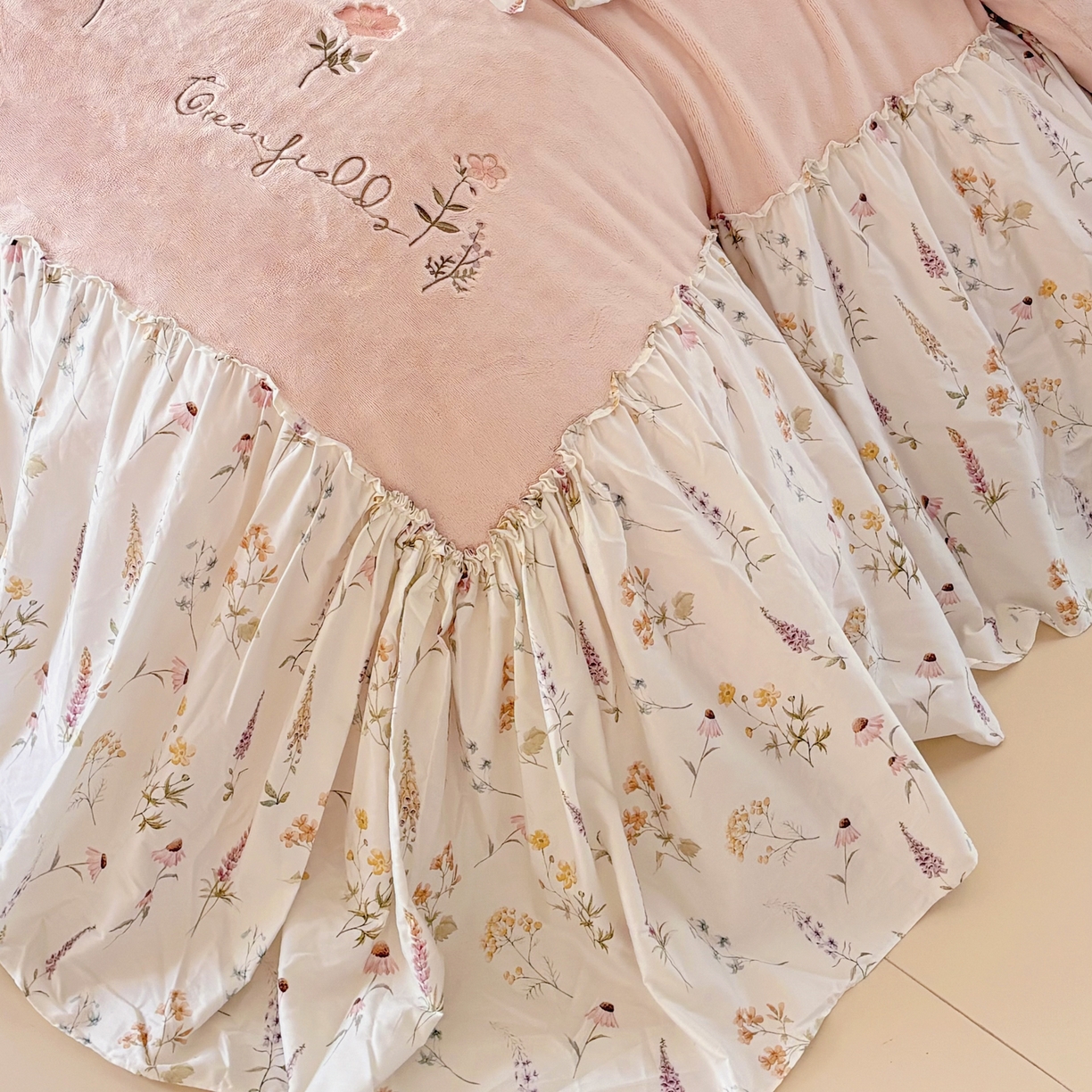 91家纺网 家纺一手货源 找家纺 FORTWO家纺原创设计（FOR TWO家纺） 2025新款230克牛奶绒绣花法式花边款四件套 兰庭序-粉