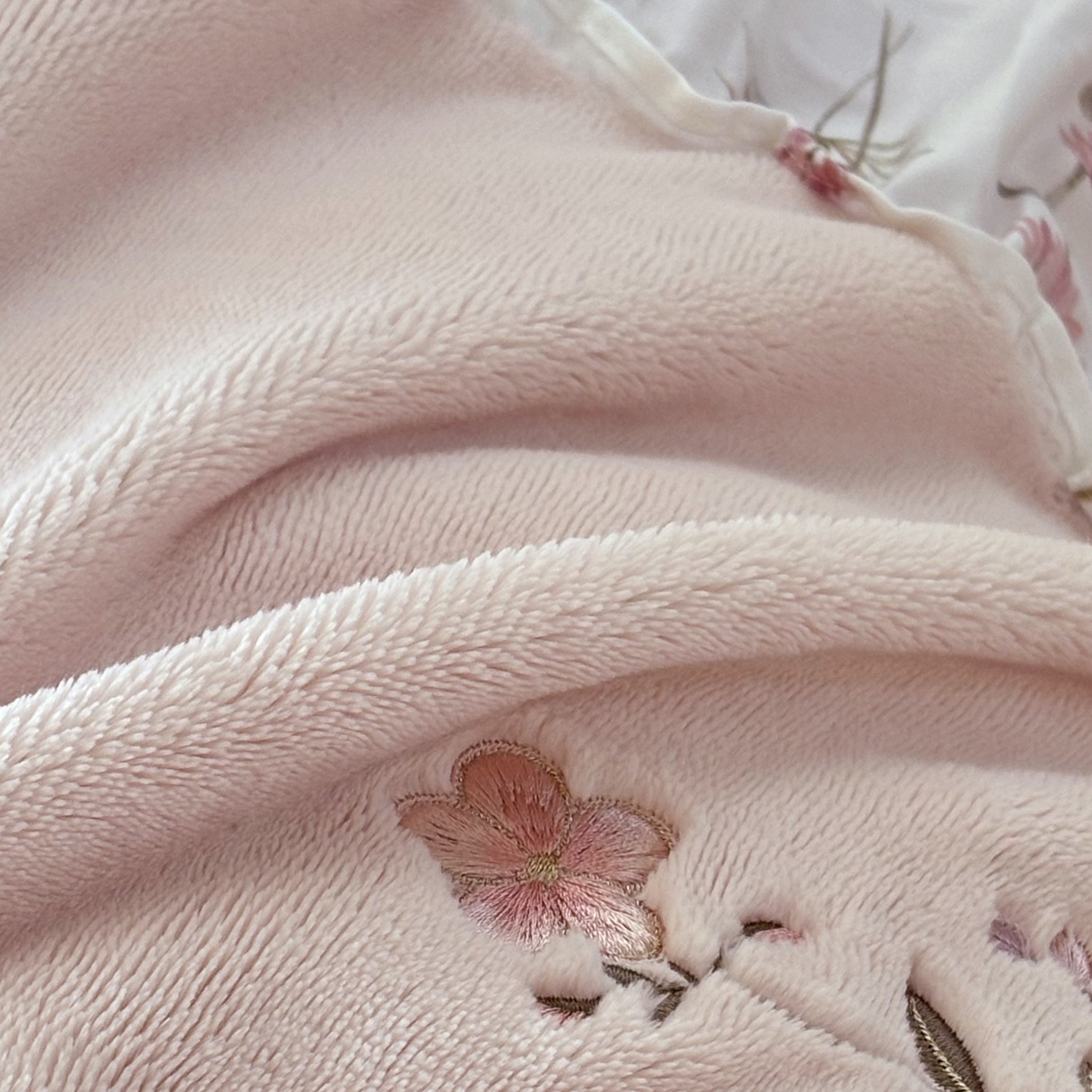 91家纺网 家纺一手货源 找家纺 FORTWO家纺原创设计（FOR TWO家纺） 2025新款230克牛奶绒绣花法式花边款四件套 兰庭序-粉