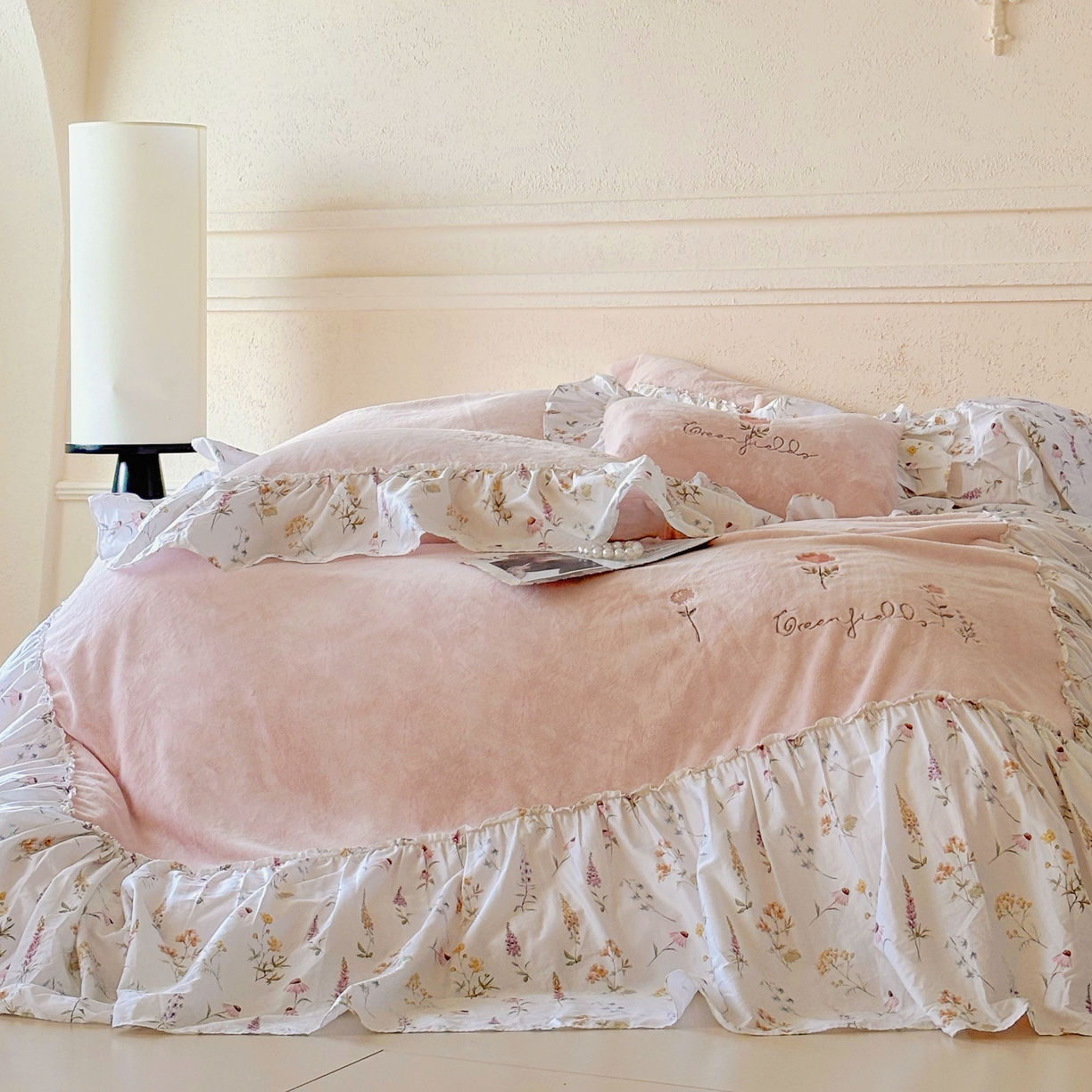 91家纺网 家纺一手货源 找家纺 FORTWO家纺原创设计（FOR TWO家纺） 2025新款230克牛奶绒绣花法式花边款四件套 兰庭序-粉