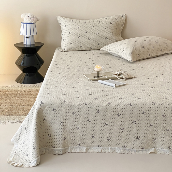 91家纺网 家纺一手货源 找家纺 麻依 2025新款安心棉四层纱布床盖三件套 点点蝴蝶结-米白