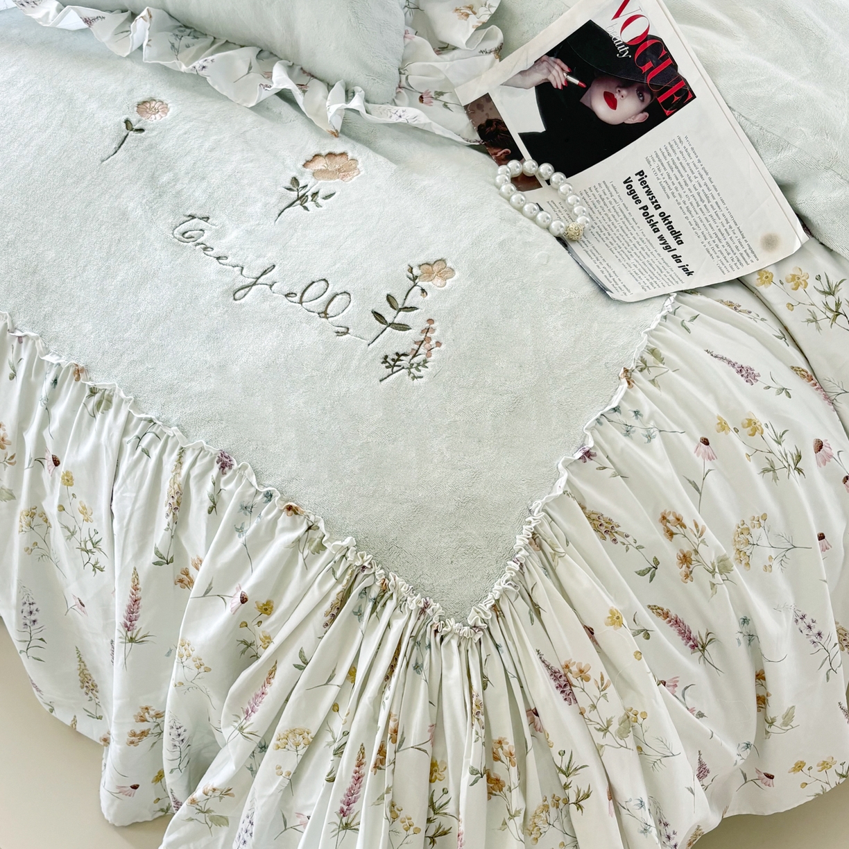 91家纺网 家纺一手货源 找家纺 FORTWO家纺原创设计（FOR TWO家纺） 2025新款230克牛奶绒绣花法式花边款四件套 兰庭序-绿