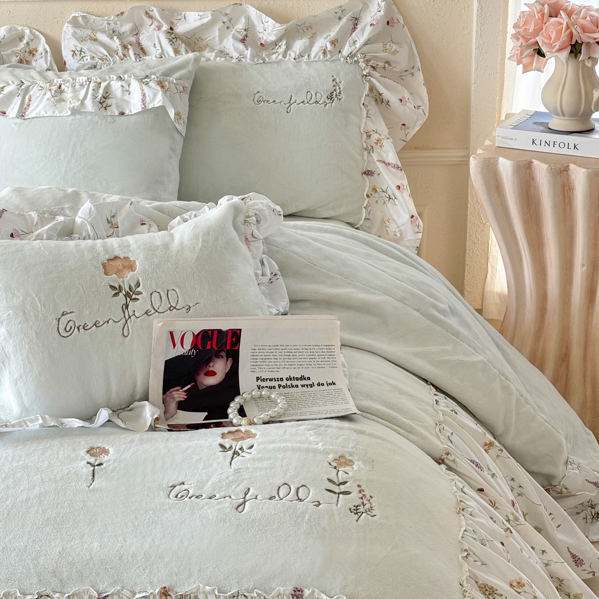 91家纺网 家纺一手货源 找家纺 FORTWO家纺原创设计（FOR TWO家纺） 2025新款230克牛奶绒绣花法式花边款四件套 兰庭序-绿